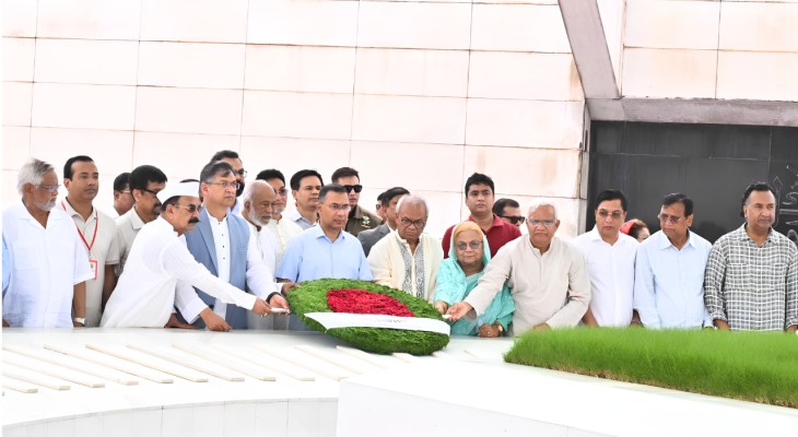 জিয়াউর রহমান ও খালেদা জিয়ার সমাধিতে প্রধানমন্ত্রীর শ্রদ্ধা নিবেদন